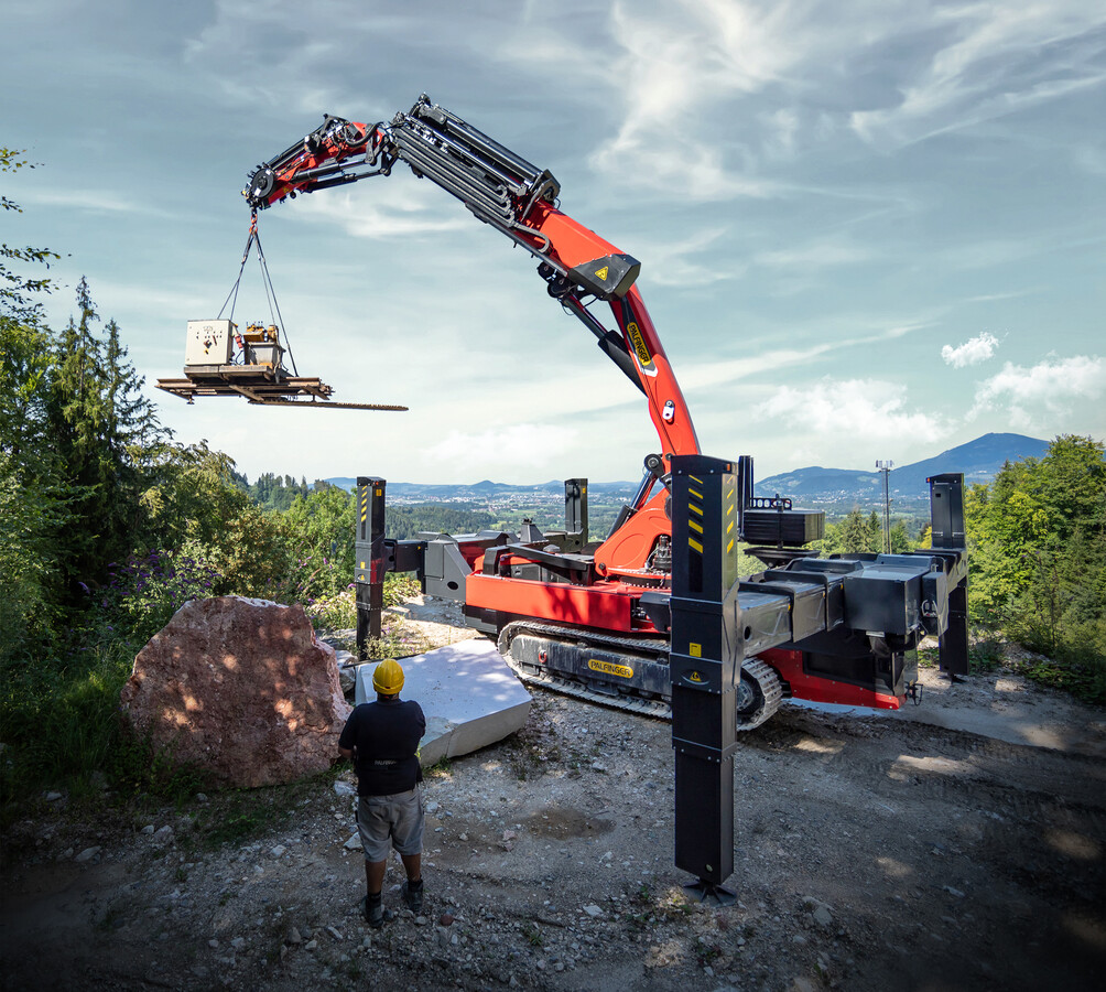 PALFINGER presents its first crawler crane PALFINGER
